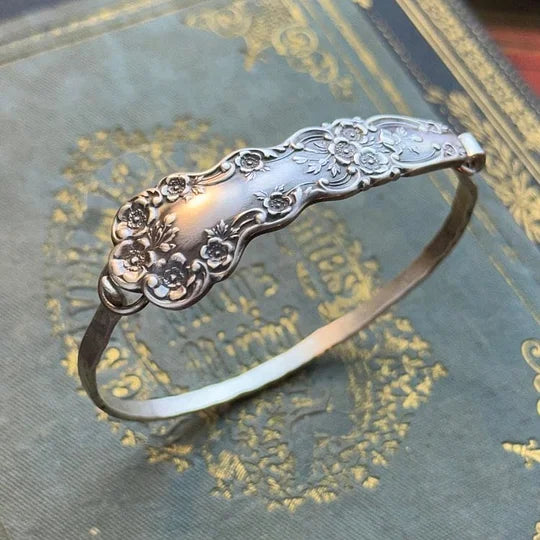 Delyth - Pulsera de plata grabada