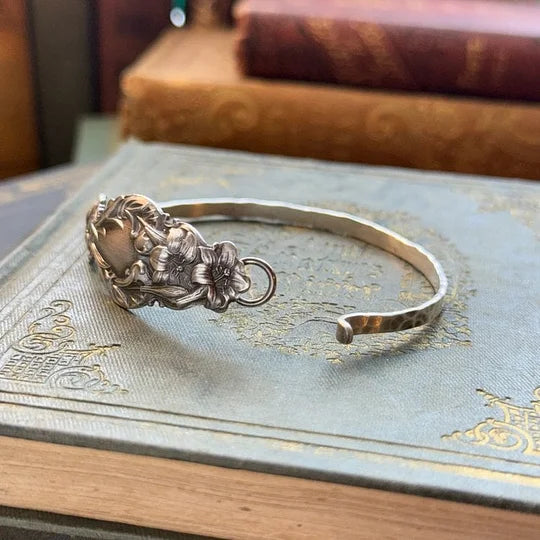Delyth - Pulsera de plata grabada