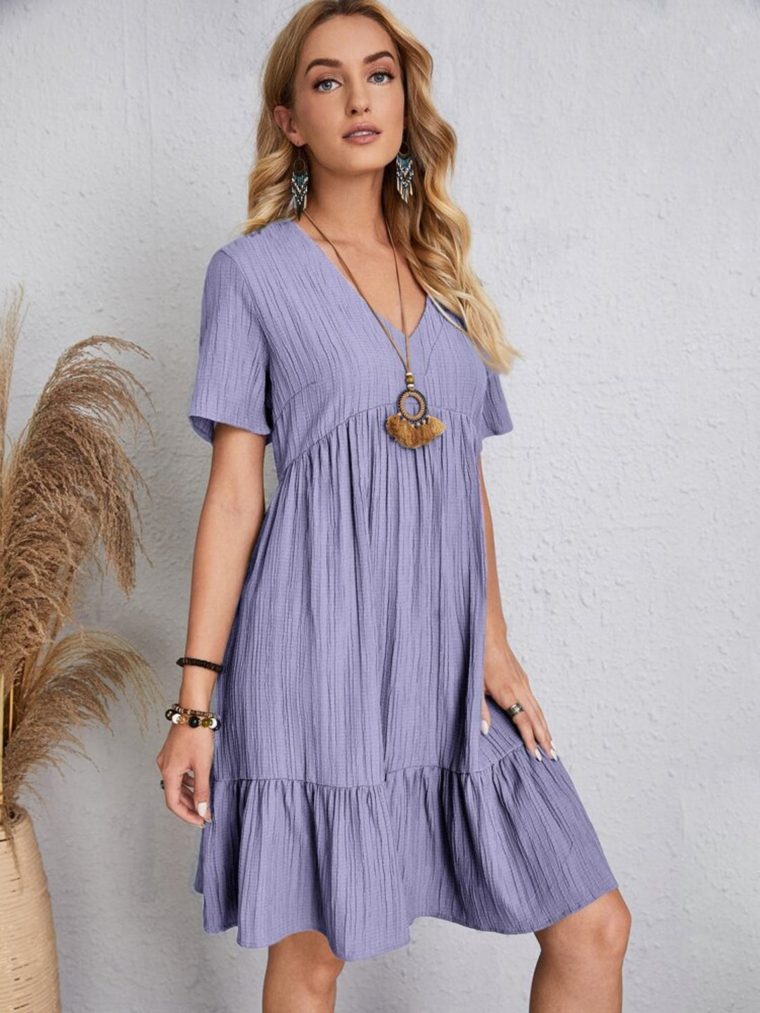 Belinda - Minivestido texturizado con escote en V y holanes