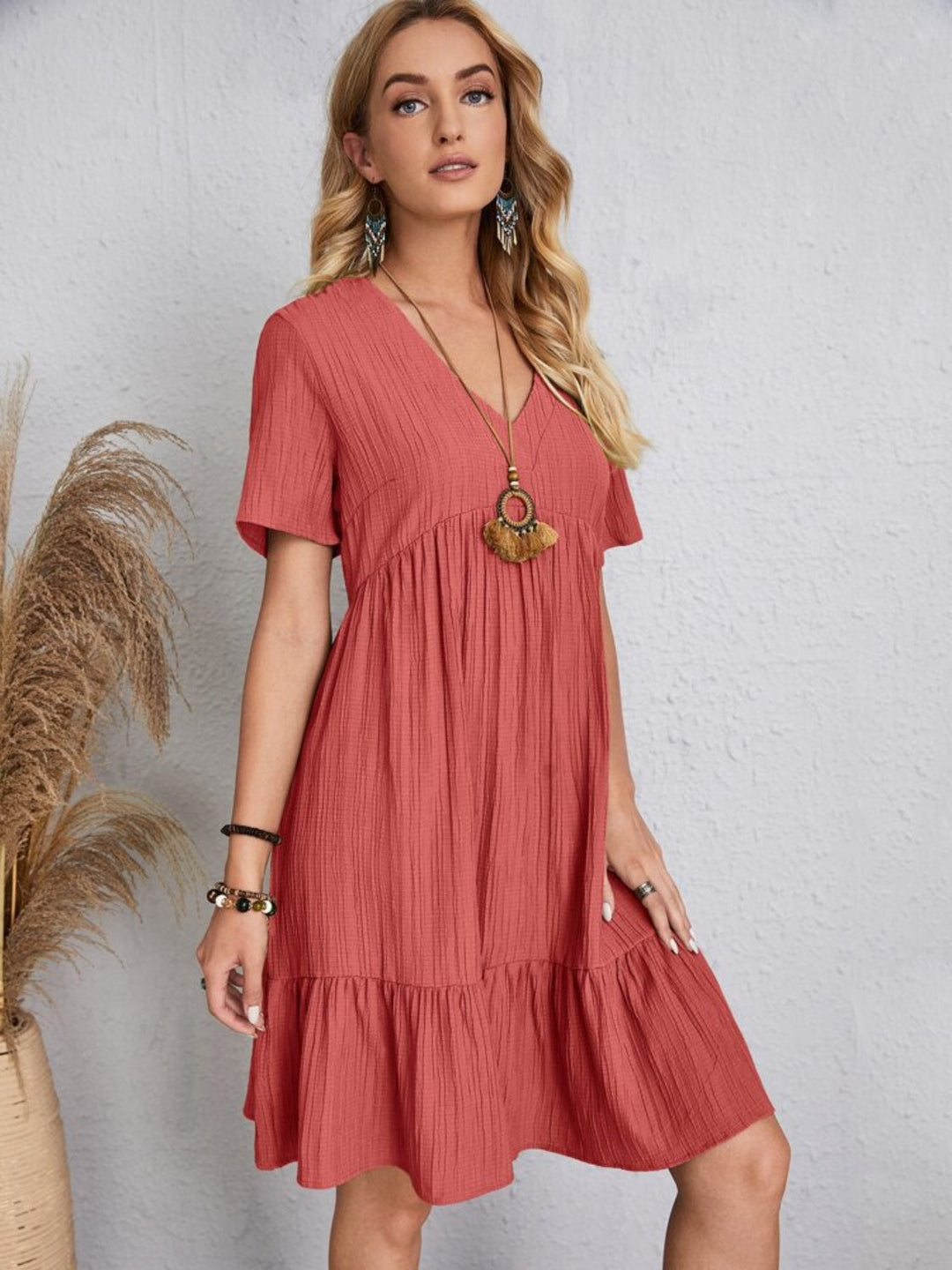 Belinda - Minivestido texturizado con escote en V y holanes