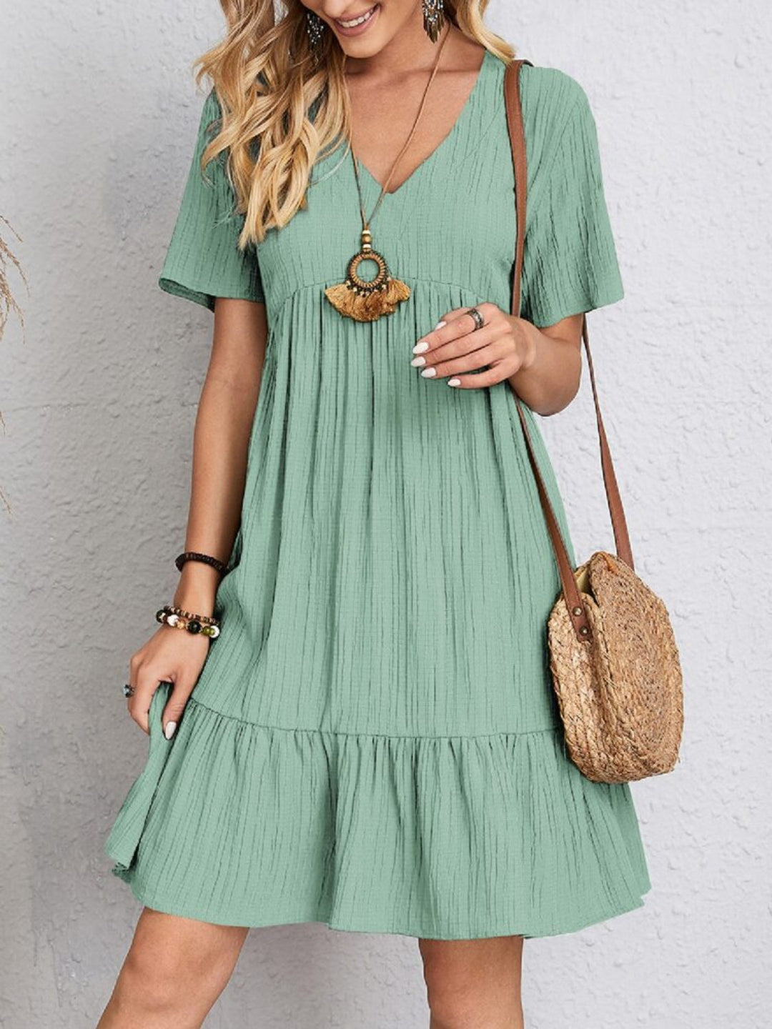 Belinda - Minivestido texturizado con escote en V y holanes