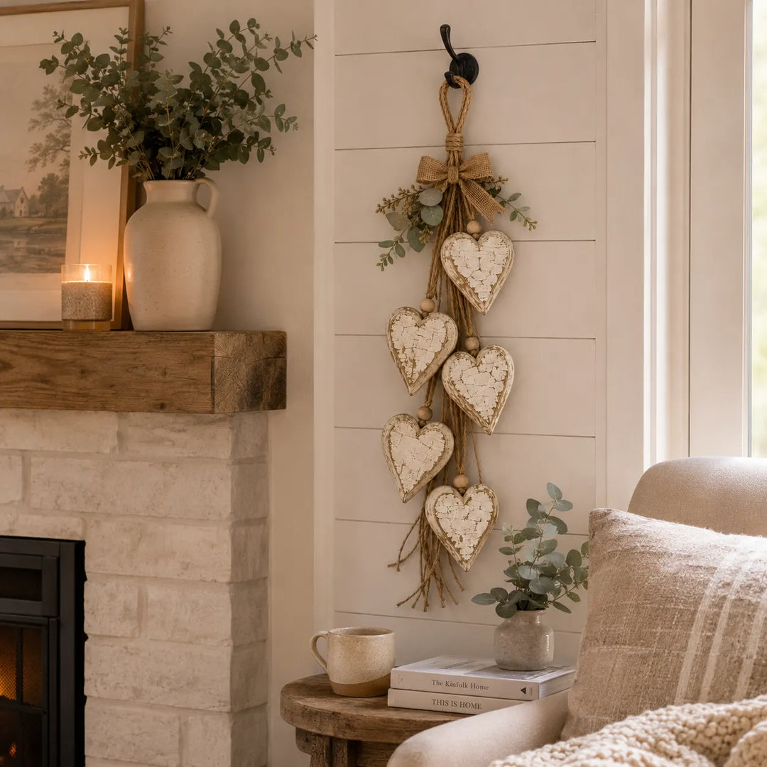 Alinora - Colgante de pared con borlas de corazón en acabado envejecido