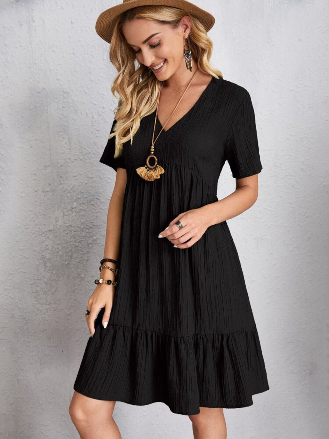 Belinda - Minivestido texturizado con escote en V y holanes