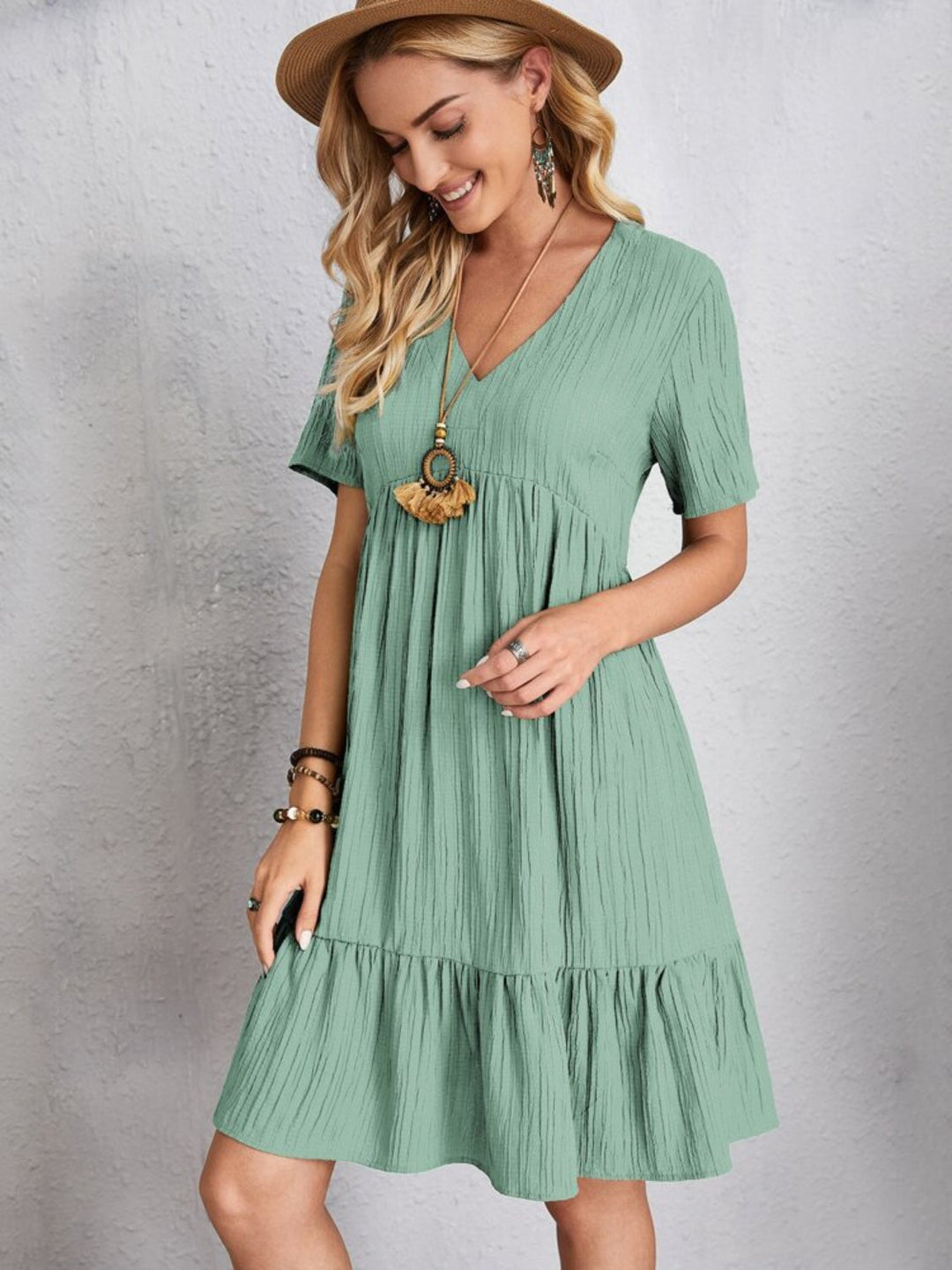 Belinda - Minivestido texturizado con escote en V y holanes