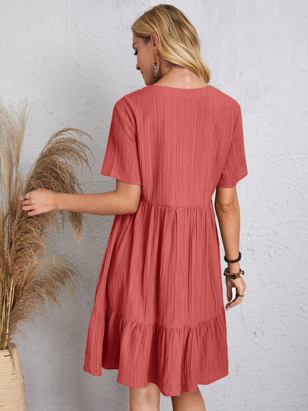 Belinda - Minivestido texturizado con escote en V y holanes
