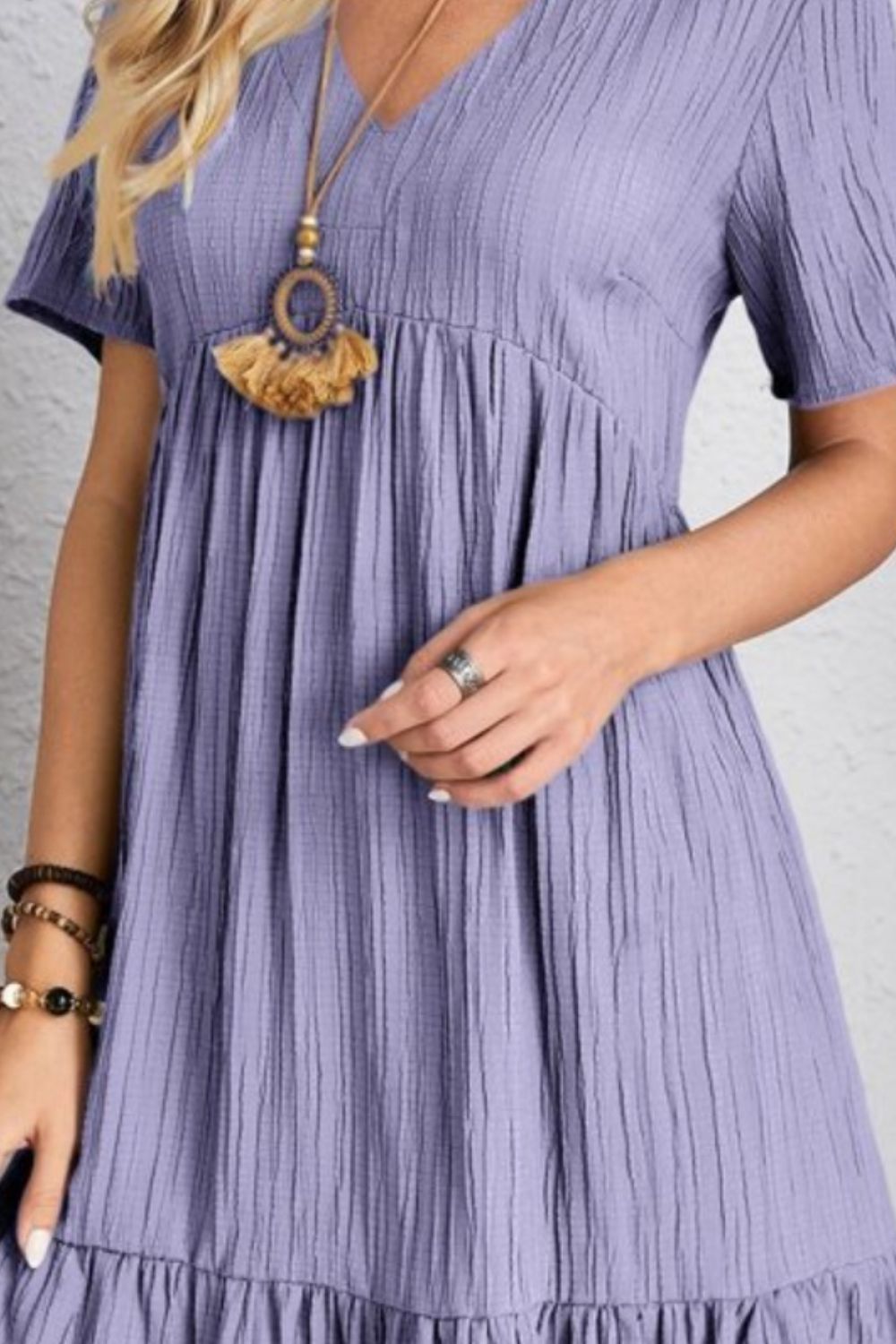 Belinda - Minivestido texturizado con escote en V y holanes