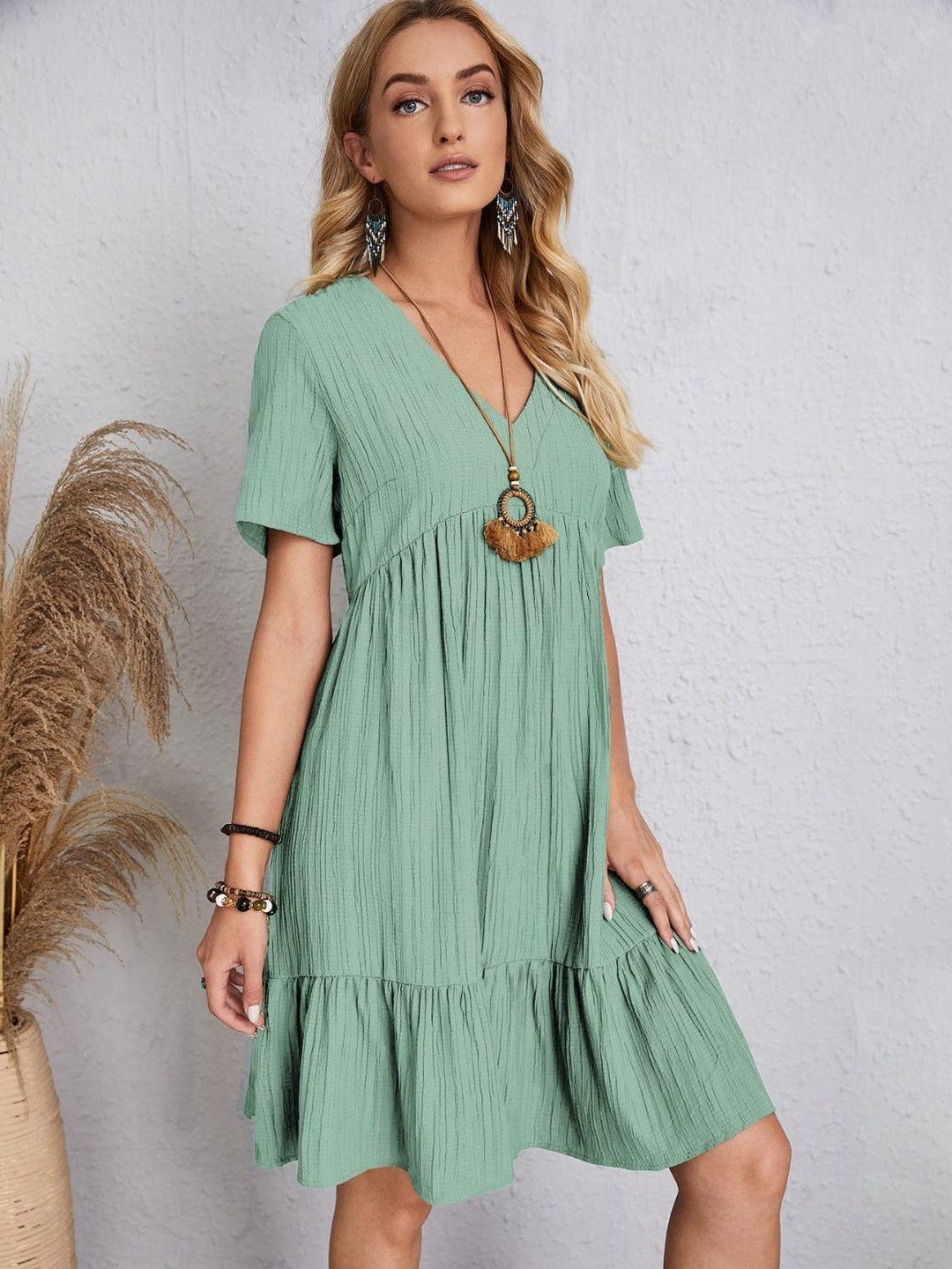 Belinda - Minivestido texturizado con escote en V y holanes