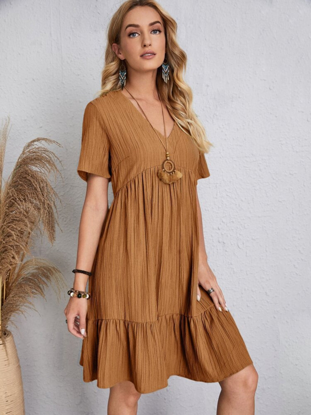 Belinda - Minivestido texturizado con escote en V y holanes