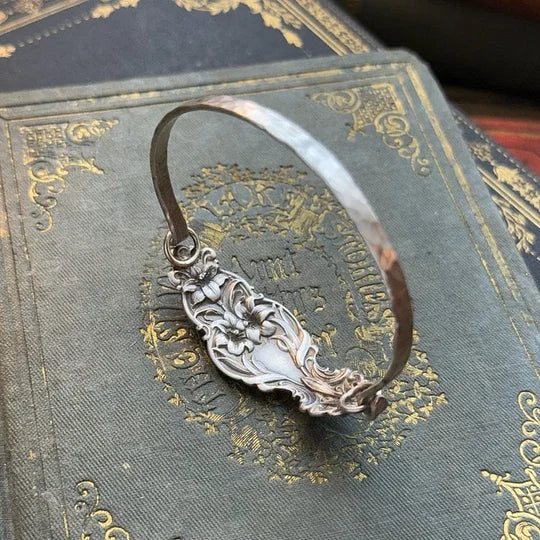 Delyth - Pulsera de plata grabada