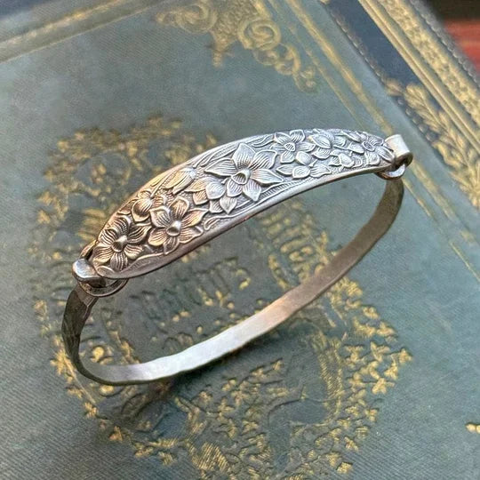 Delyth - Pulsera de plata grabada